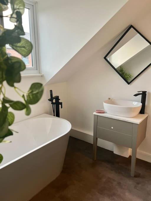 Canalside Terrace-Boutique Stay Worcester City Экстерьер фото